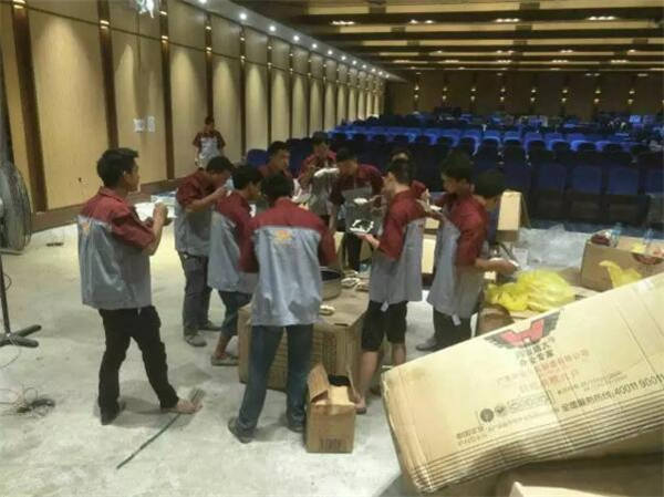 八一建军节鸿业家具向前方工作人员表示衷心感谢